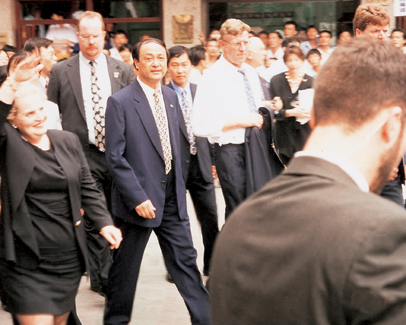 1998年，上海国旅受上海外办和美驻沪总领馆委托完成美国总统克林顿访沪期间的部分接待工作