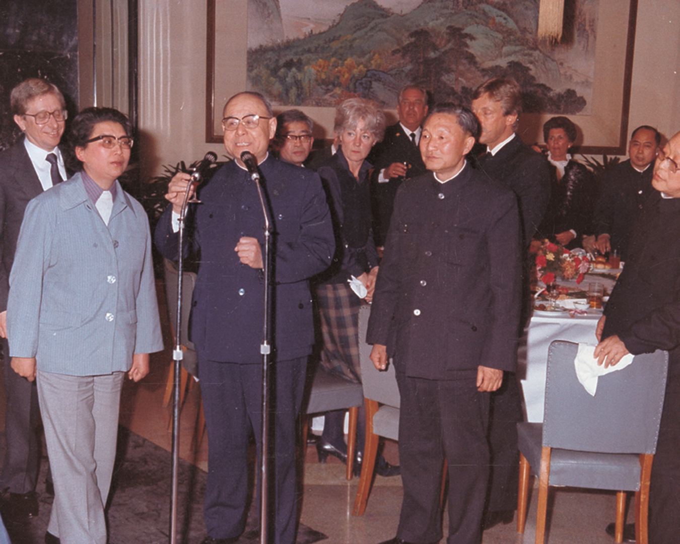 1983年，上海市委书记韩哲一（前左二）会见宴请上海国旅接待的“皇家之天”游船客人